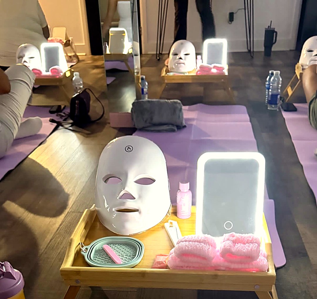 Poste de soin Skin Club à Montréal : masque LED, miroir lumineux, serviettes et produits de soins